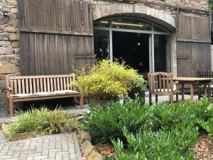 Lovely 1-bedroom condo with patio free parking lot