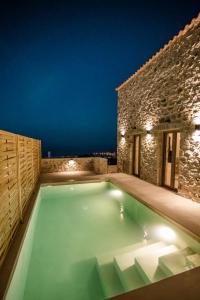 Mani Luxury Suites and Studios in Gytheio with Private Pools