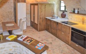 Maisons de vacances Awesome Home In Saint-cyr-en-arthies With Kitchen : photos des chambres