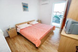 Two-Bedroom Apartment with Balcony and Sea View room in Apartments by the sea Mastrinka Ciovo - 4836