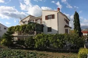 Apartments with a parking space Kastel Stafilic, Kastela - 5219 - Kaštel Štafilić