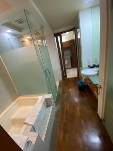 Peninsula ResidencesSuite Hotel