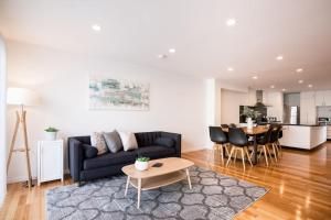 Chic Harbourside Group Haven in Heart of Hobart
