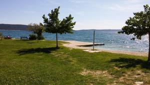 Apartments with a parking space Kastel Sucurac, Kastela - 12445