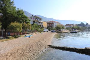 Apartments with a parking space Kastel Gomilica, Kastela - 15563