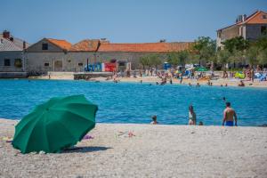 Apartments with a parking space Kastel Stari, Kastela - 16087