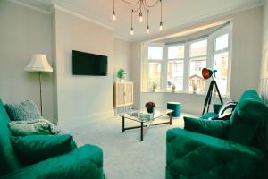 XxHot TubxX 4Bed semi, sleeps 8, 2 bathrooms