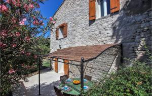 Maisons de vacances 2 Bedroom Beautiful Home In St Didier : photos des chambres