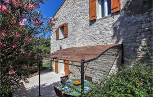 Maisons de vacances Nice home in ST Didier with Outdoor swimming pool, WiFi and 2 Bedrooms : photos des chambres