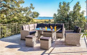 Amazing Home In Kastel Luksic 