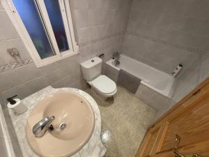 Sunny 3 bed apartment only 7 minute walk from beac