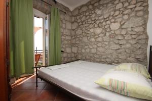 Two-Bedroom Apartment with Balcony and Sea View room in Apartment Gradac 6661a