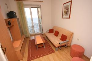 One-Bedroom Apartment with Balcony and Sea View room in Apartment Podgora 6764b
