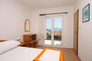 Double Room with Terrace and Sea View   room in Double Room Gradac 6819a