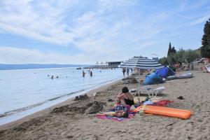 Apartments by the sea Duce, Omis - 10304 