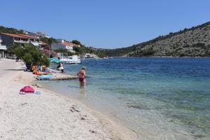 Apartments by the sea Vinisce, Trogir - 10241