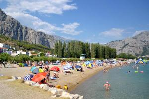 Apartments with a parking space Omis - 10362