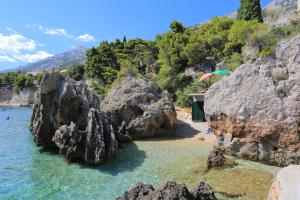 Apartments with parking space Pisak, Omis - 1009