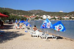 Apartments by the sea Vinisce, Trogir - 11003