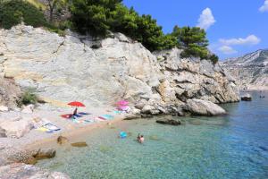 Apartments by the sea Pisak, Omis - 1006