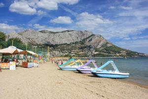 Apartments with a parking space Omis - 14422