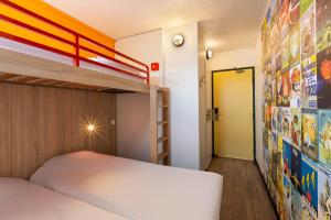 Hotels Hotel F1 Reims Tinqueux : Chambre avec 4 Lits Simples et Salle de Bains
