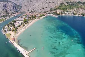 Apartments with a parking space Omis - 16185