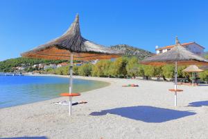 Apartments by the sea Seget Vranjica, Trogir - 17989