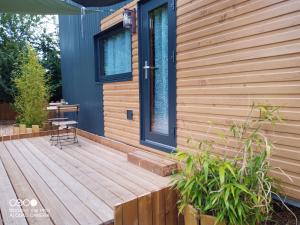 Maisons de vacances La tiny house exigue IJ : photos des chambres