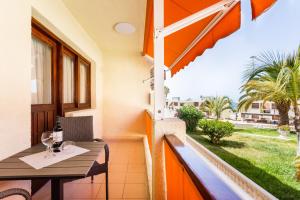 Close to Playa las Vistas with pool and parking
