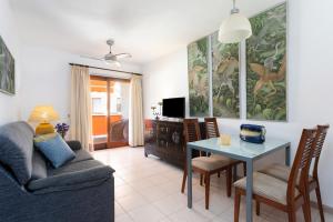 Close to Playa las Vistas with pool and parking