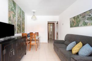 Close to Playa las Vistas with pool and parking