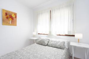 Close to Playa las Vistas with pool and parking