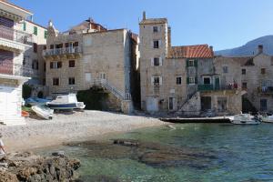 Apartments by the sea Komiza, Vis - 3035