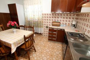 Apartments by the sea Vinisce, Trogir - 4892