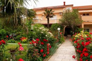 Apartments with parking space Palit, Rab - 5028