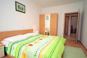 Apartments with parking space Palit, Rab - 5028