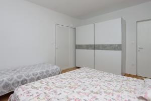 Apartments with parking space Supetarska Draga - Donja, Rab - 4966