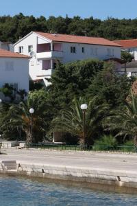 Apartments by the sea Banjol, Rab - 4952 