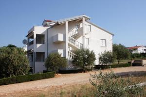 Seaside apartments with a swimming pool Barbat, Rab - 4951