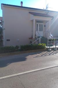Apartments with parking space Banjol, Rab - 4956 