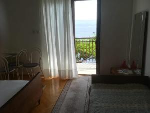 Apartments by the sea Nemira, Omis - 4834