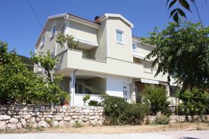Apartments with parking space Banjol, Rab - 5071 