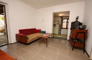 Three-Bedroom Apartment with Terrace and Sea View room in Apartments by the sea Necujam Solta - 5186