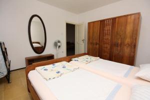 Apartments by the sea Necujam, Solta - 5186