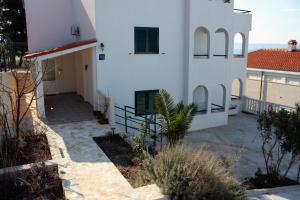 Apartments by the sea Balica Rat, Omis - 4868 