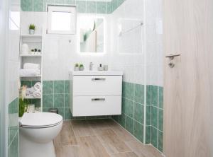 Apartments with parking space Necujam, Solta - 5178