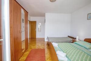 Apartments by the sea Tisno, Murter - 5130