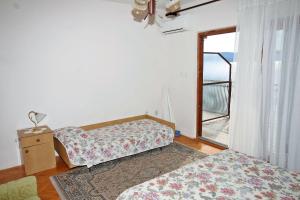 Apartments by the sea Nemira, Omis - 4834