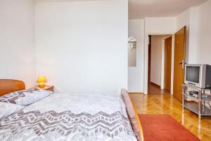 Apartments by the sea Tisno, Murter - 5130